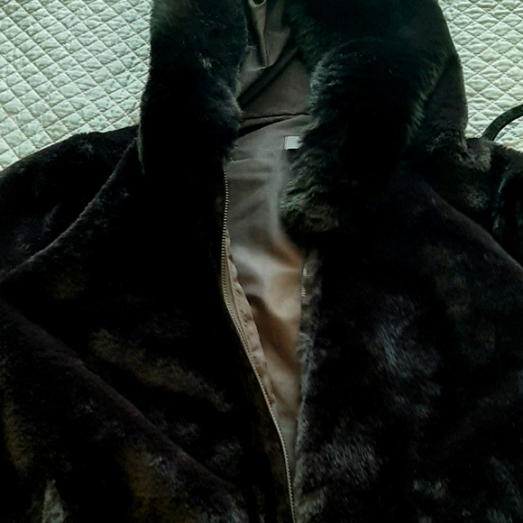 Black warm cropped jacket. - Picture 1 of 5